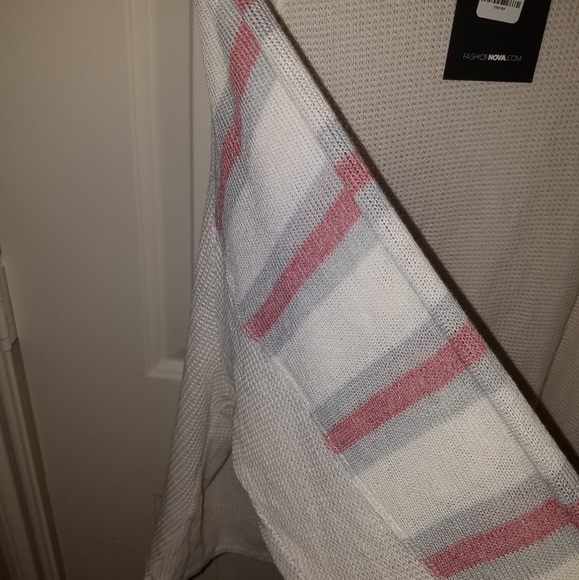 🆕FASHION NOVA white pink and grey striped sweater top size medium - Picture 3 of 7